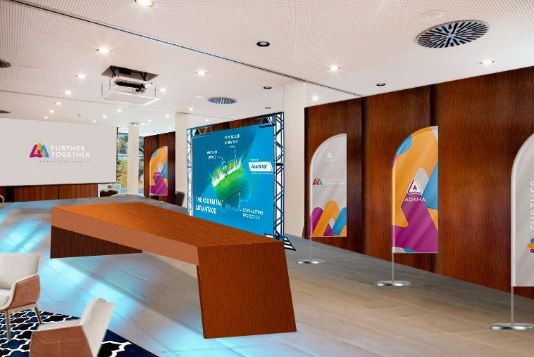 Further Together, Barcelona 2024: sala do evento com bandeiras e backdrop Further Together