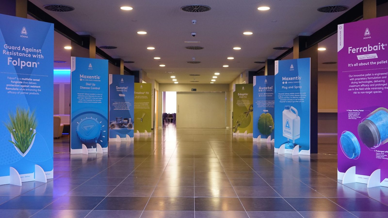 Further Together, Barcelona 2024: corredor com banners verticais de produtos ADAMA