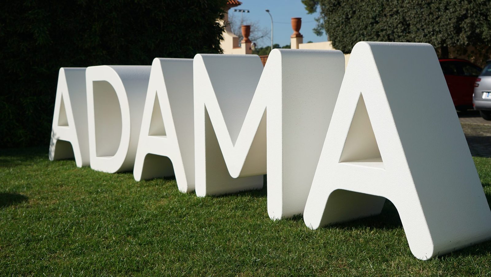 Further Together, Barcelona 2024: letras gigantes brancas “ADAMA” sobre o gramado