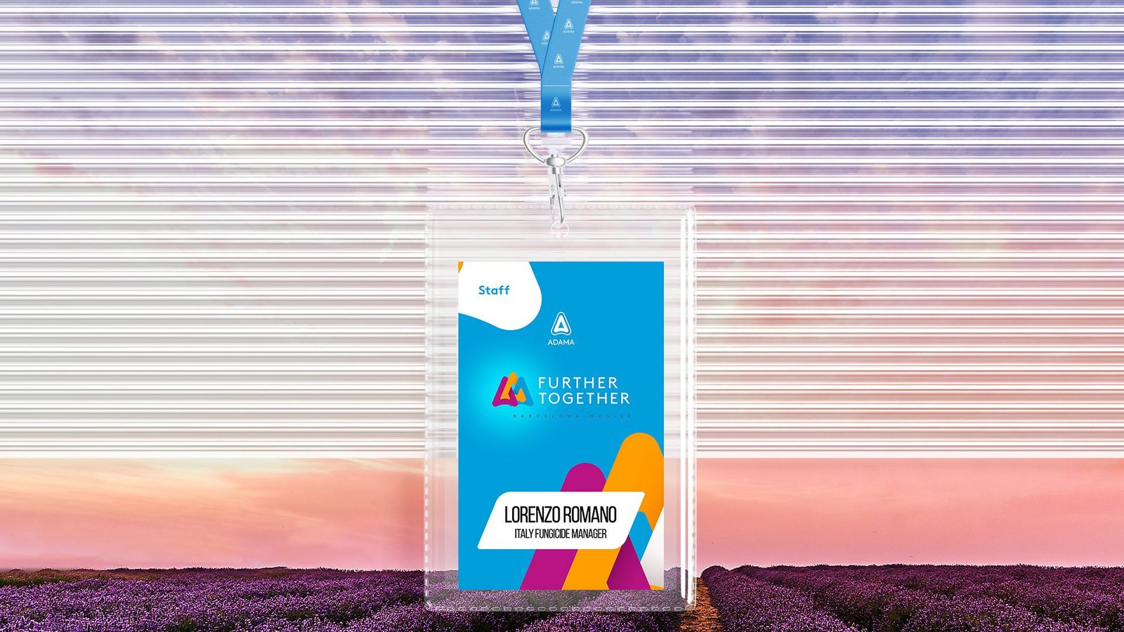 Further Together, Barcelona 2024: credencial azul de staff Further Together sobre um campo de lavanda