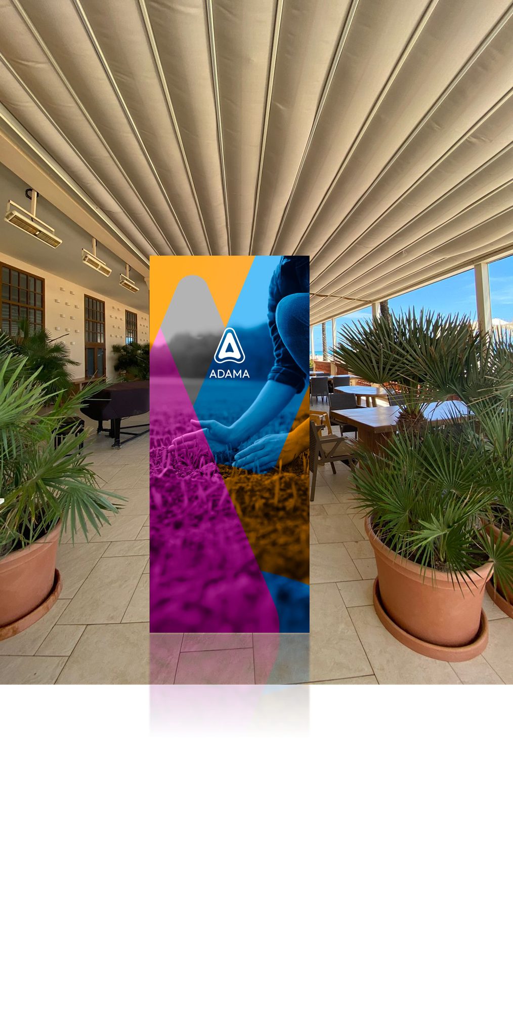 Further Together, Barcelona 2024: totem colorido Further Together em um terraço do hotel