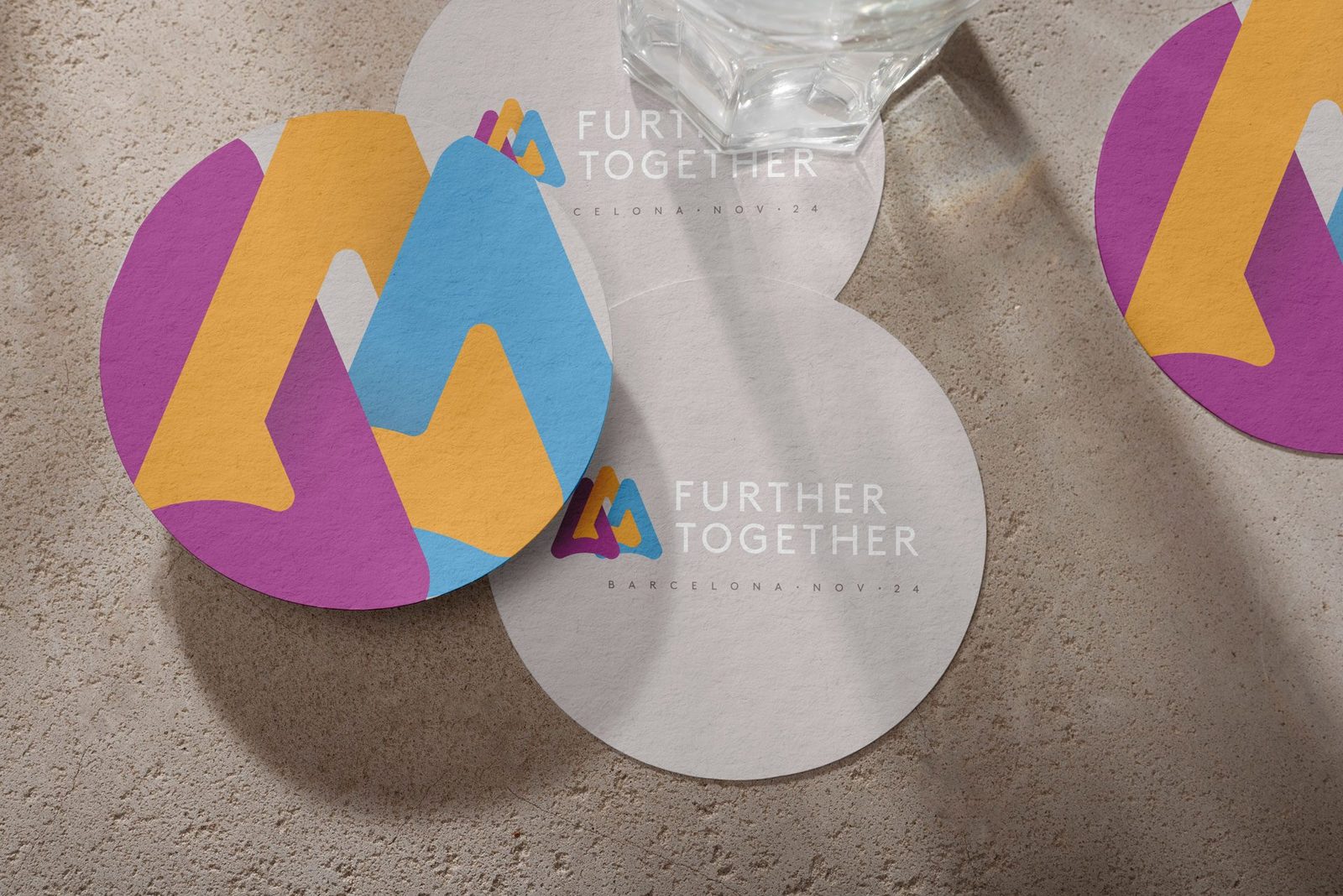 Further Together, Barcelona 2024: porta-copos com a marca Further Together