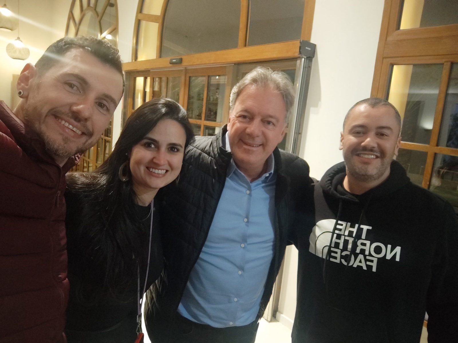 Further Together, Barcelona 2024: selfie de integrantes da equipe e convidados na entrada do hotel