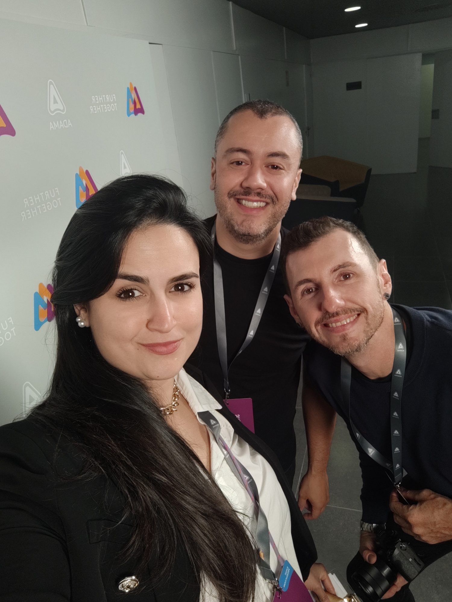 Further Together, Barcelona 2024: selfie da equipe diante do painel Further Together