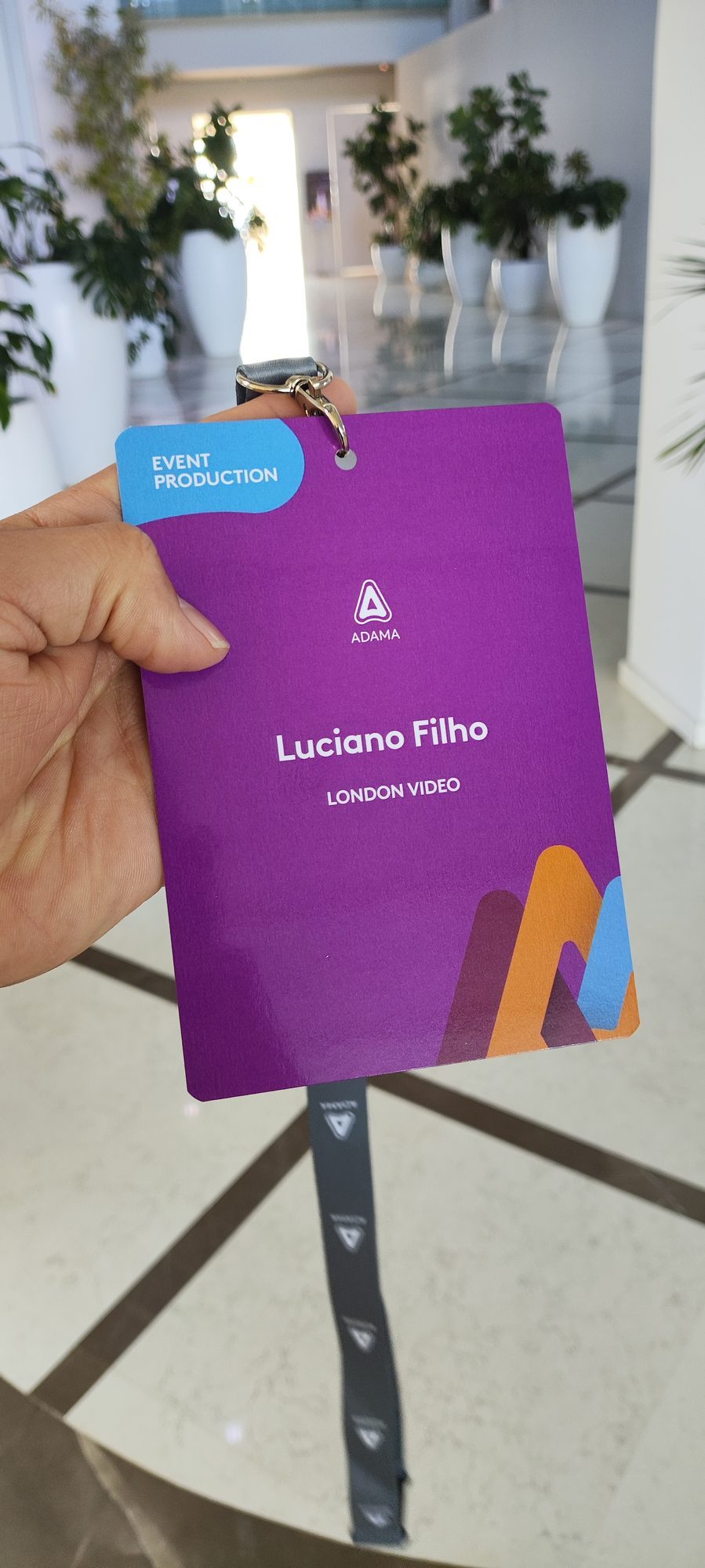 Further Together, Barcelona 2024: credencial roxa de produção do evento segurada na mão