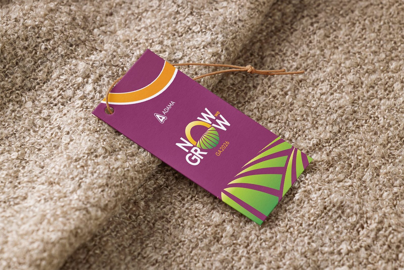 Now We Grow, Budapeste 2026: tag de lembrança sobre tecido, com o logotipo Now We Grow