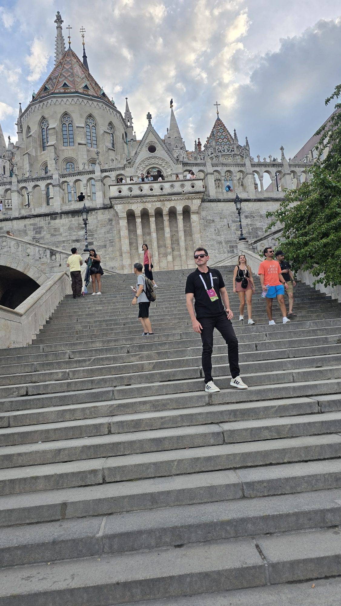 Now We Grow, Budapeste 2026: membro da equipe em uma escadaria histórica de Budapeste