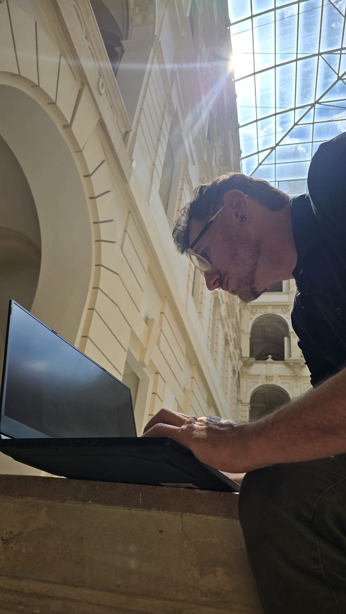 Now We Grow, Budapeste 2026: profissional trabalhando no notebook em um corredor do evento