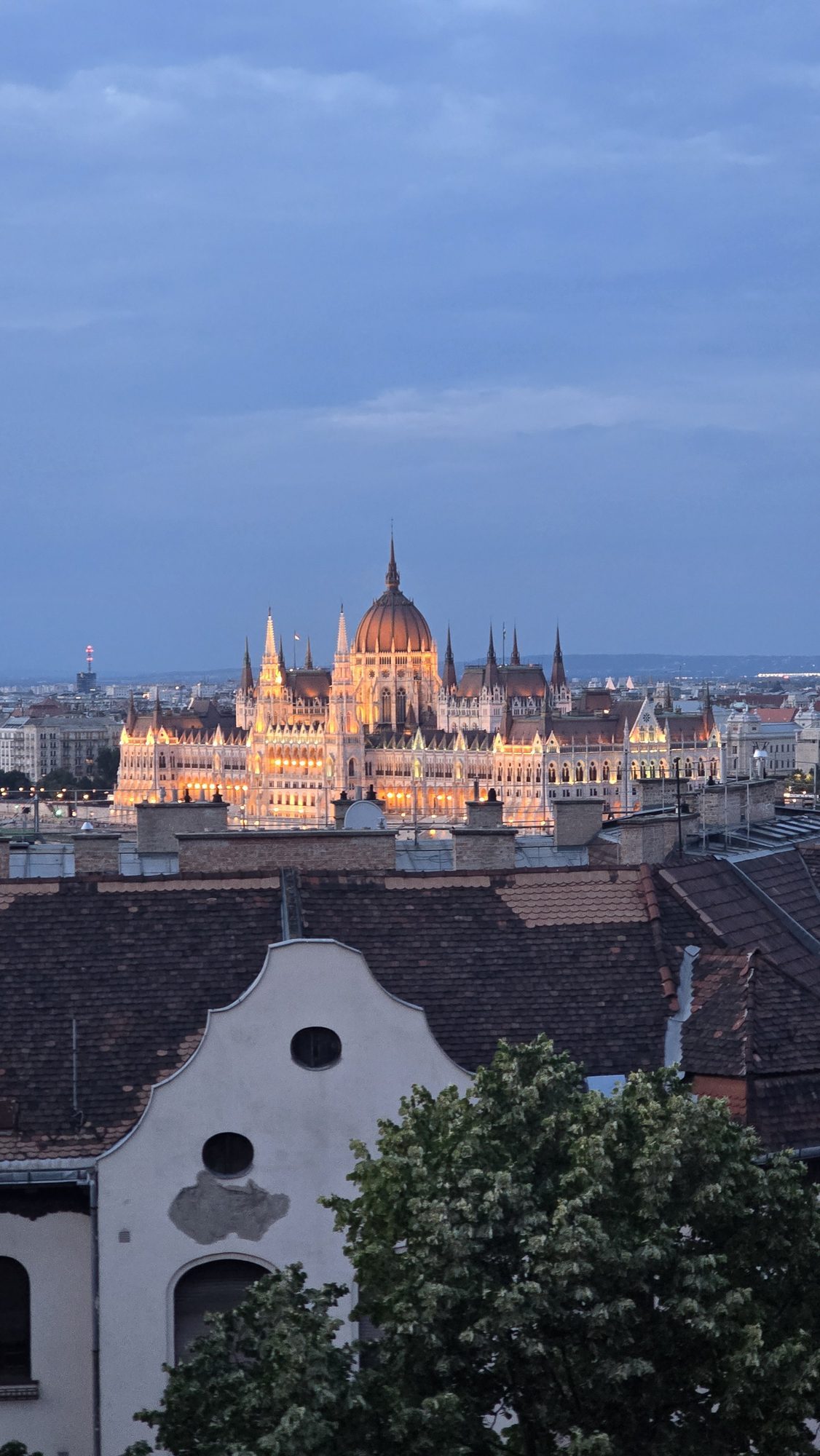Now We Grow, Budapeste 2026: Parlamento de Budapeste iluminado ao entardecer