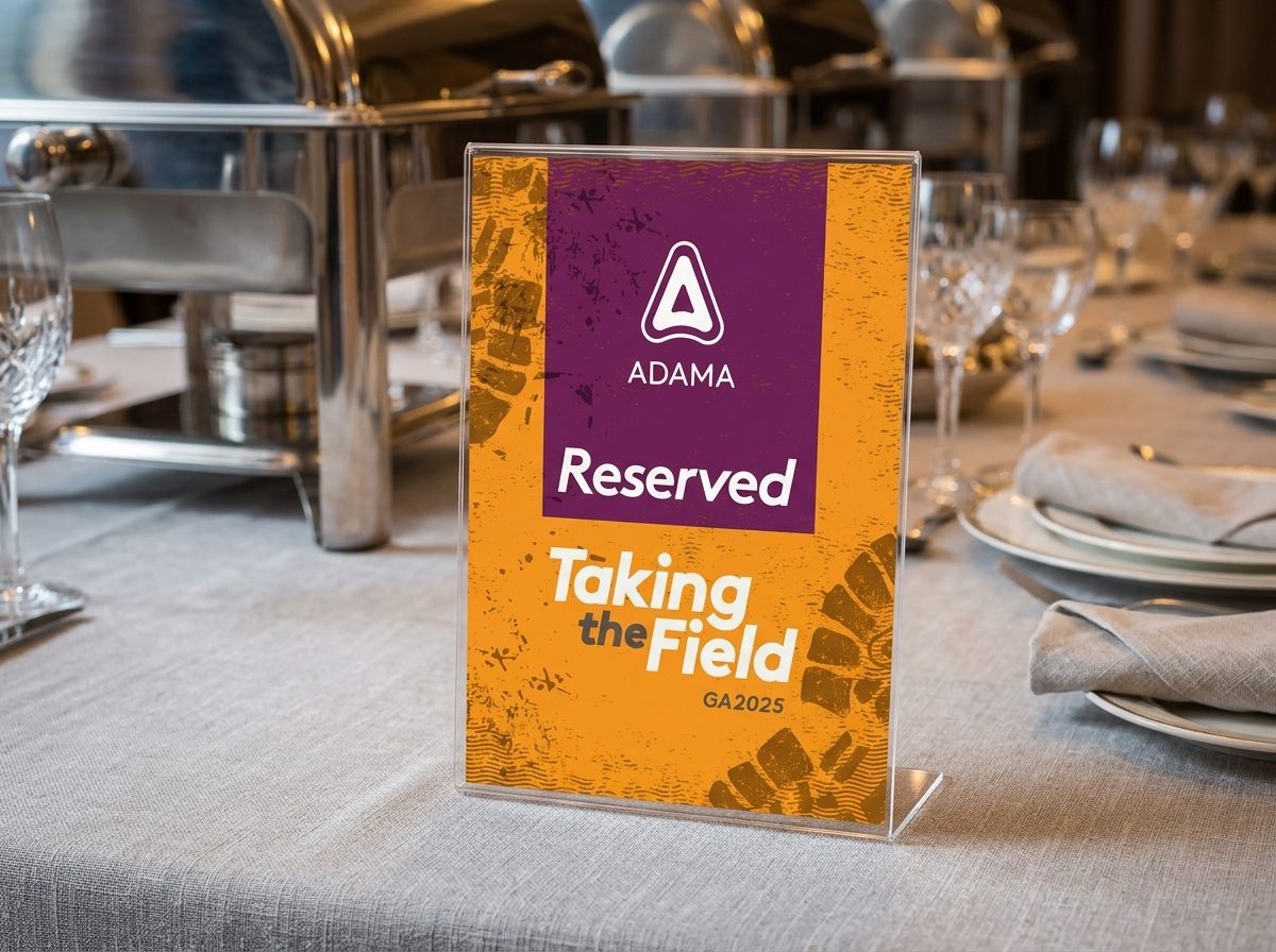 Take The Field, Pafos 2025: display de mesa “Reserved” em laranja e roxo, em mesa de jantar