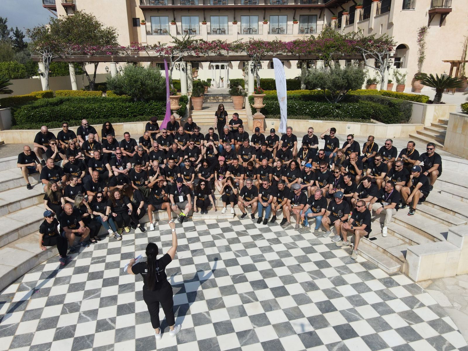 Take The Field, Pafos 2025: foto oficial do grupo no anfiteatro do hotel
