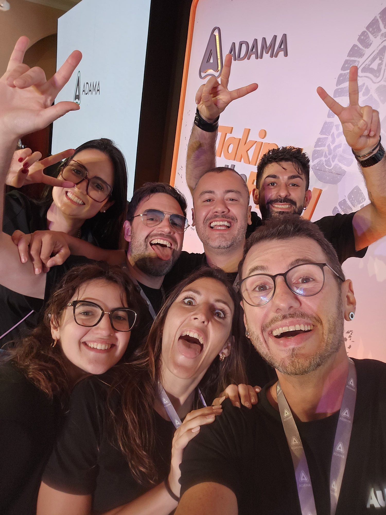 Take The Field, Pafos 2025: selfie animada da equipe diante da tela Taking the Field