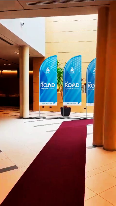 The Road, Lago di Garda 2023: saguão com bandeiras azuis e tapete vermelho