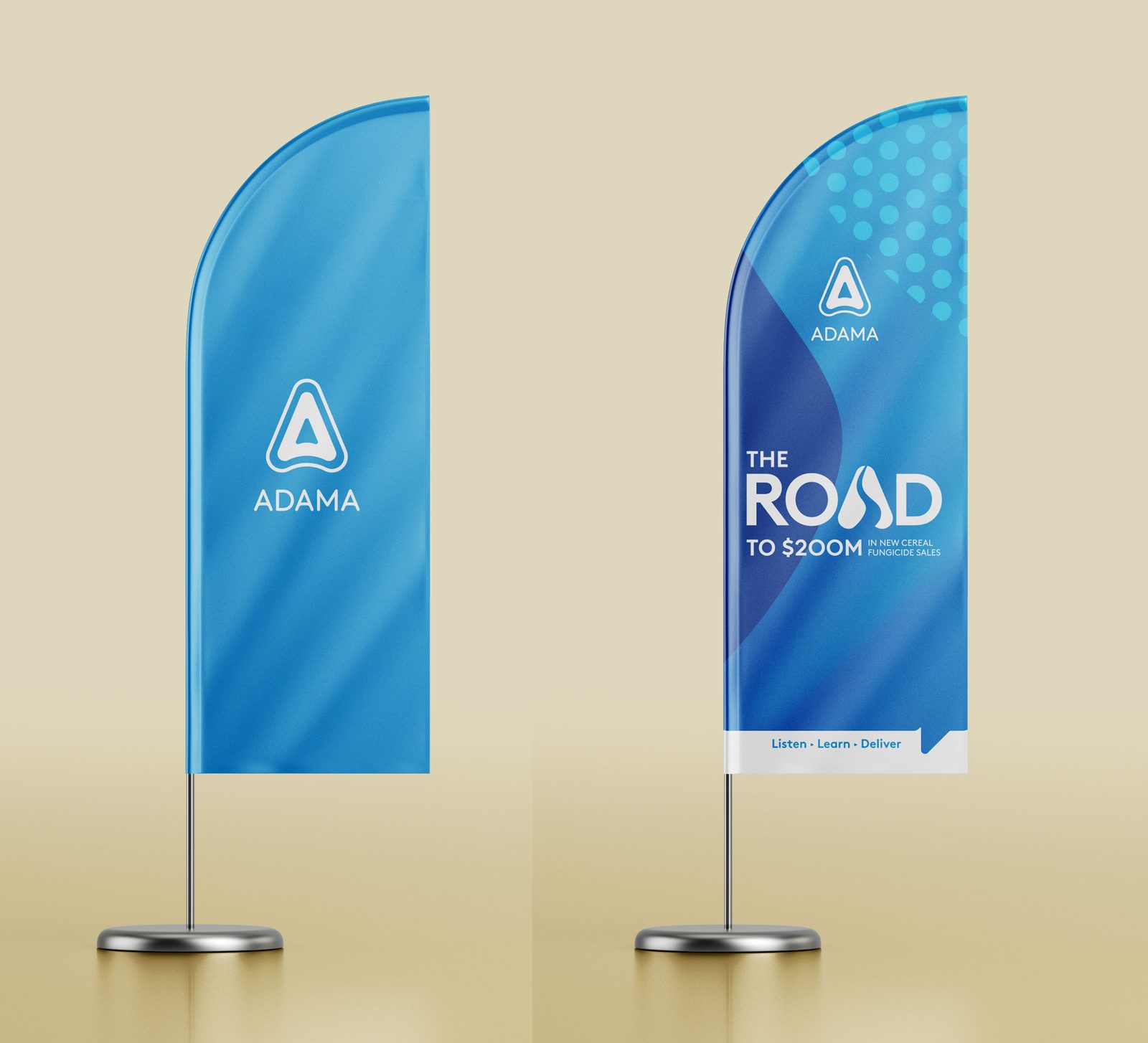 The Road, Lago di Garda 2023: duas bandeiras azuis, uma com o logotipo ADAMA e outra com The Road