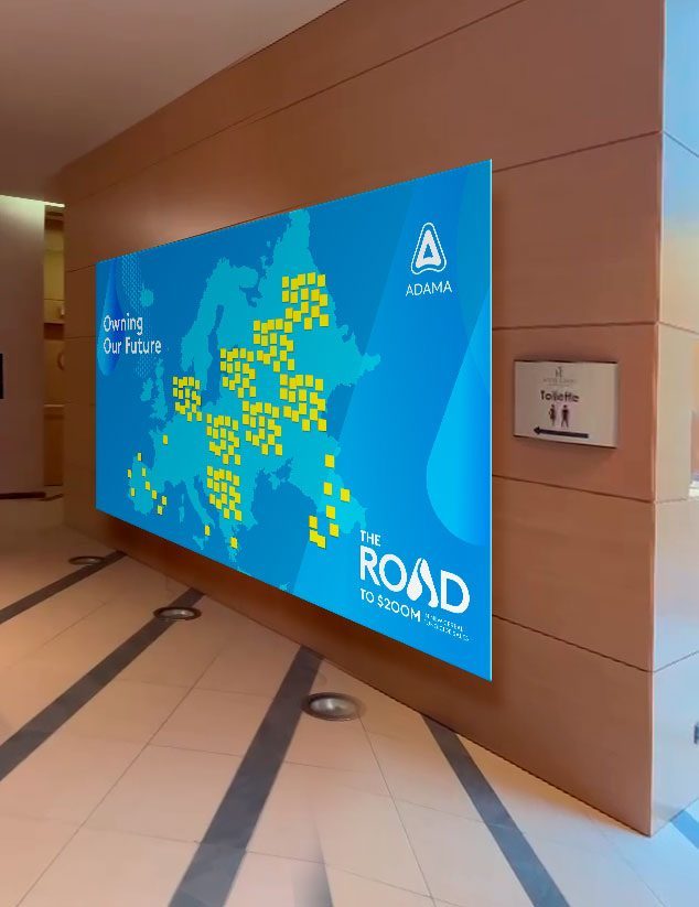 The Road, Lago di Garda 2023: painel de parede com o mapa da Europa e a marca The Road