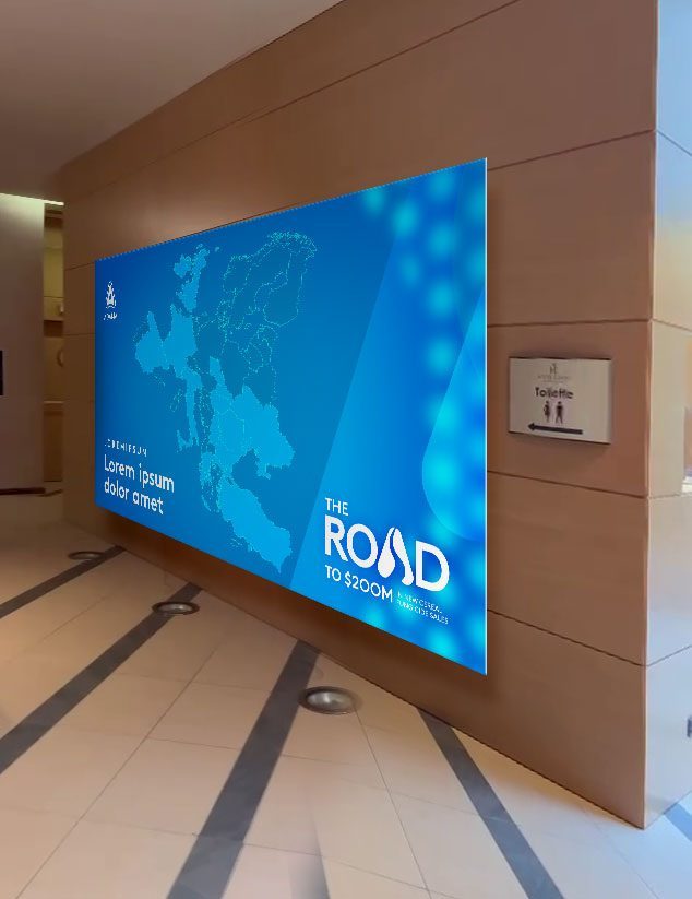 The Road, Lago di Garda 2023: painel de parede com mapa e o logotipo The Road, visto em ângulo