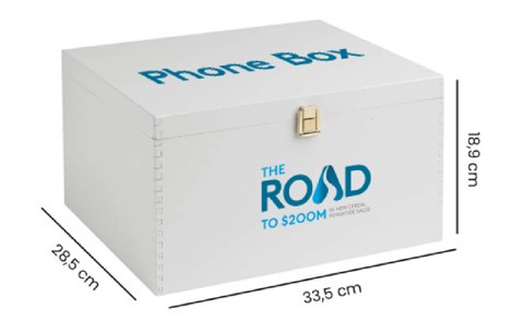 The Road, Lago di Garda 2023: caixa de madeira “Phone Box” com o logotipo The Road e as medidas