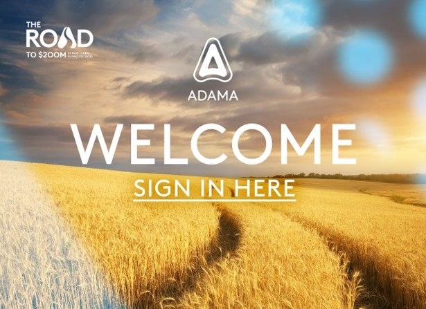 The Road, Lago di Garda 2023: slide “Welcome, sign in here” sobre um campo de trigo ao pôr do sol
