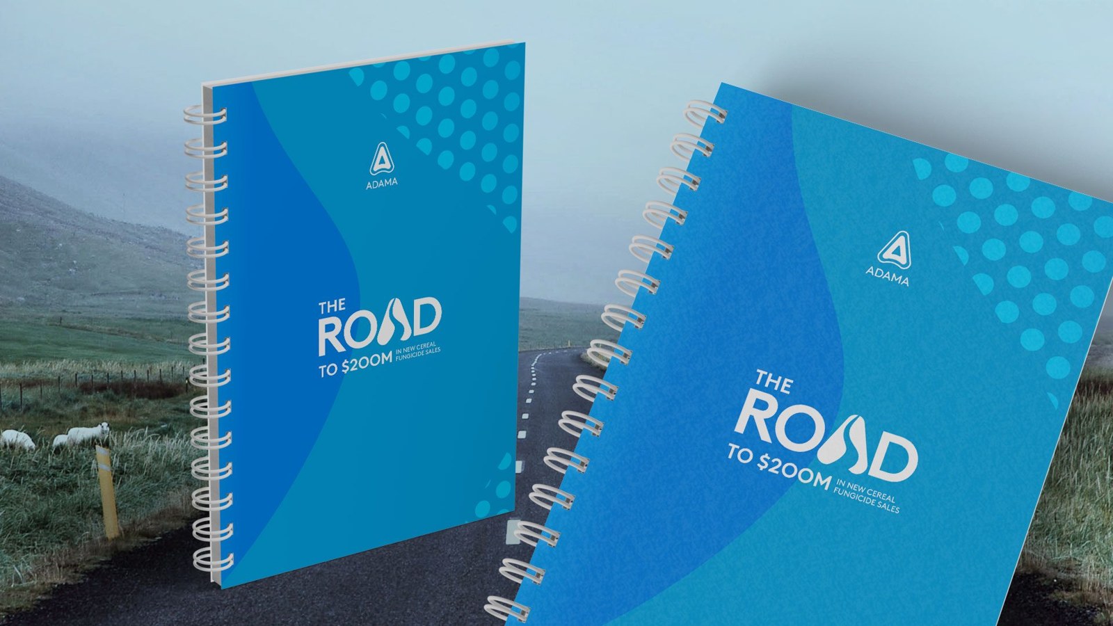 The Road, Lago di Garda 2023: dois cadernos azuis The Road to $200M sobre uma estrada