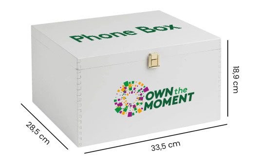 Own The Moment, Malta 2025: caixa de madeira branca “Phone Box” com o logotipo e as medidas