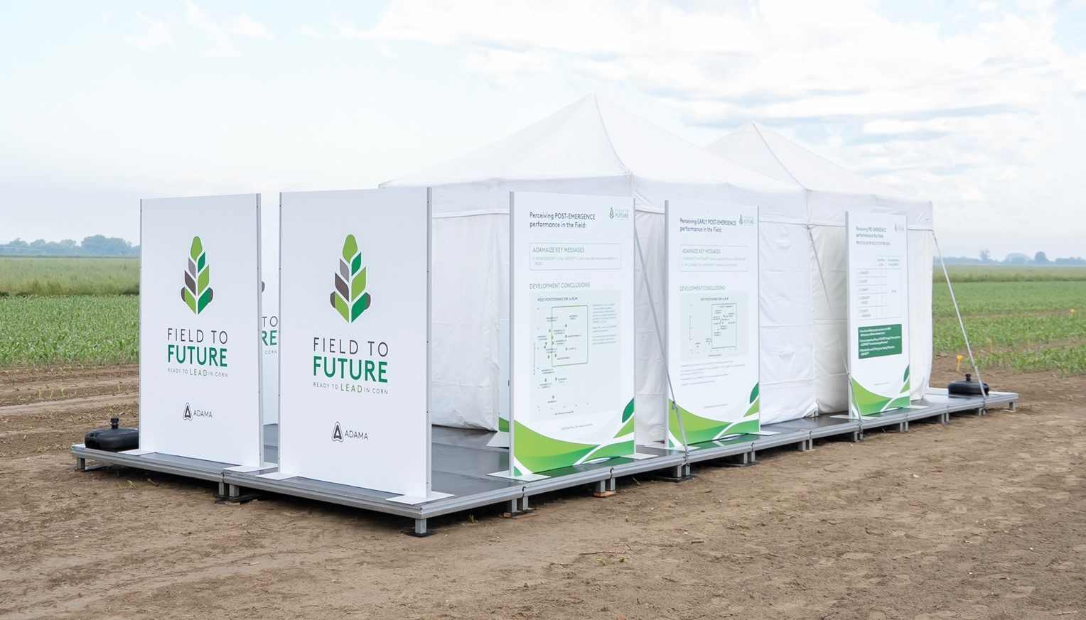 Field to Future, Milão 2026: tendas brancas no meio do campo, com painéis do evento