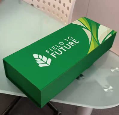 Field to Future, Milão 2026: caixa verde de brinde com o logotipo Field to Future