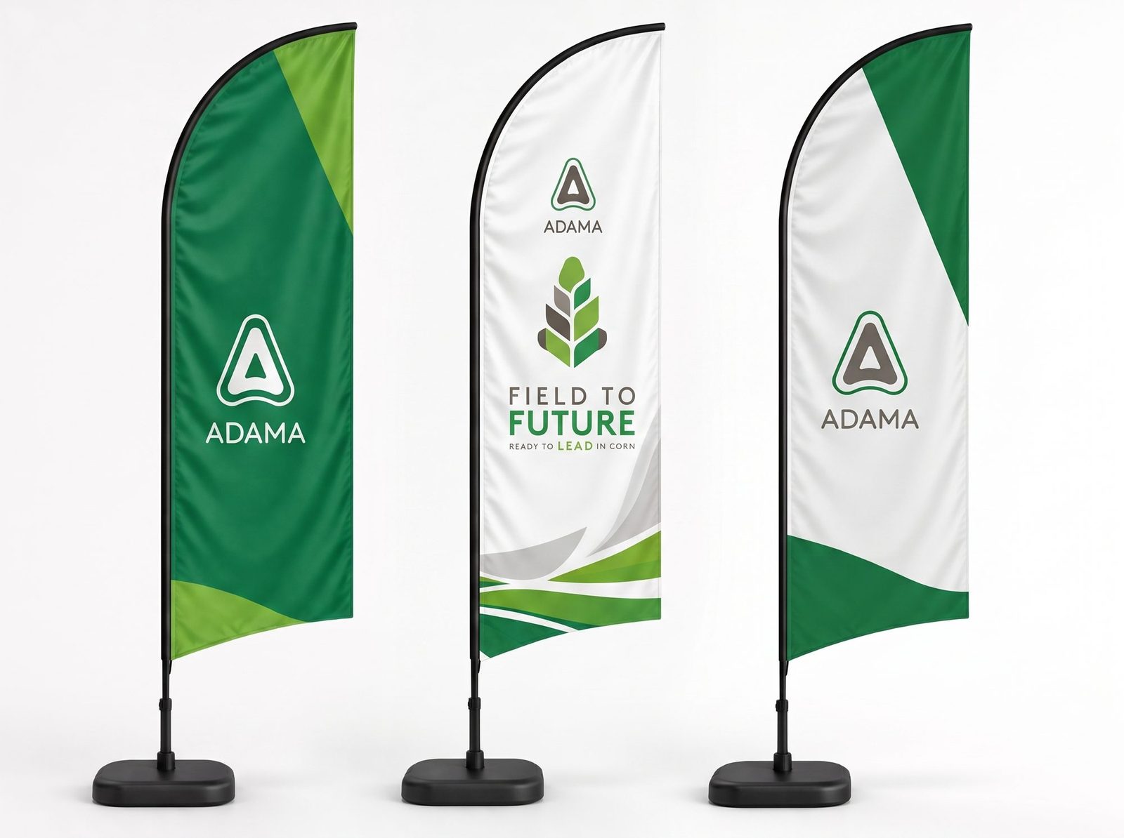 Field to Future, Milão 2026: três bandeiras verdes e brancas com os logotipos ADAMA e Field to Future