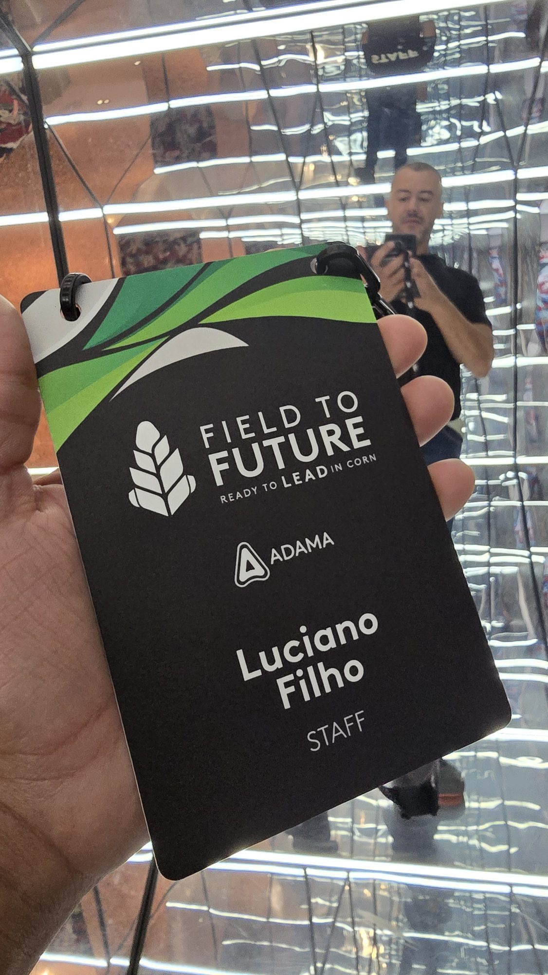Field to Future, Milão 2026: credencial de staff preta segurada na mão