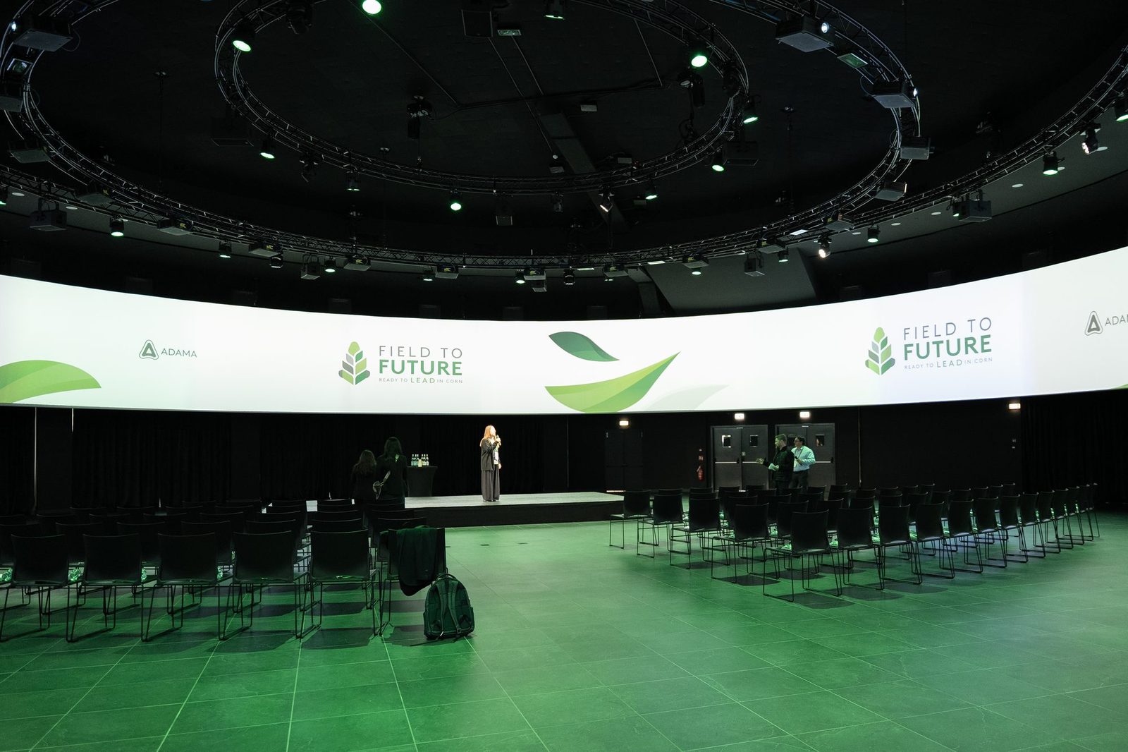 Field to Future, Milão 2026: sala 360° com tela contínua e cadeiras antes do evento