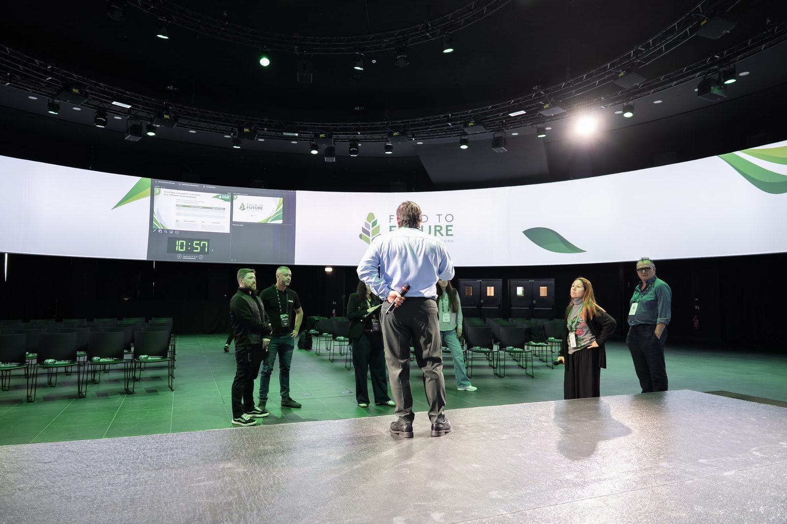 Field to Future, Milão 2026: equipe na sala 360°, sob a tela panorâmica