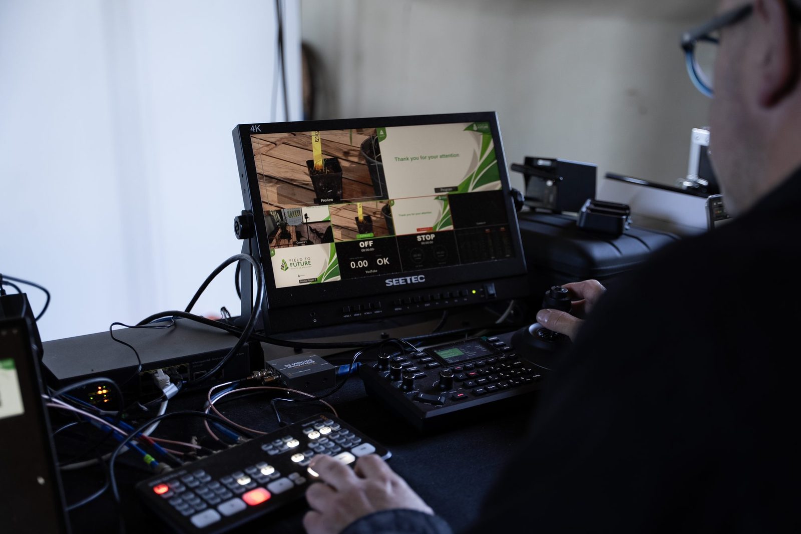 Field to Future, Milão 2026: mesa de corte de vídeo e monitor na operação do evento