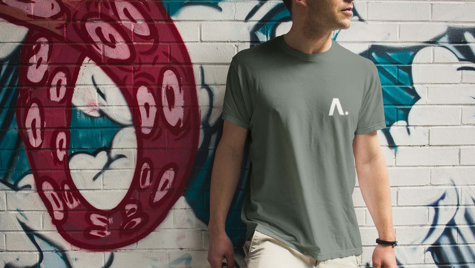 Camiseta verde com o símbolo da Aura no peito