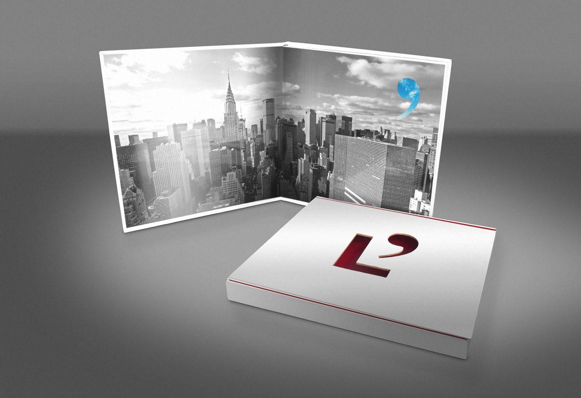 Book institucional L'Espace: caixa e livreto aberto com foto em preto e branco de uma cidade