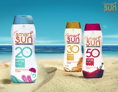 SmartSun: frascos de protetor solar FPS 20, 30 e 50 em uma praia