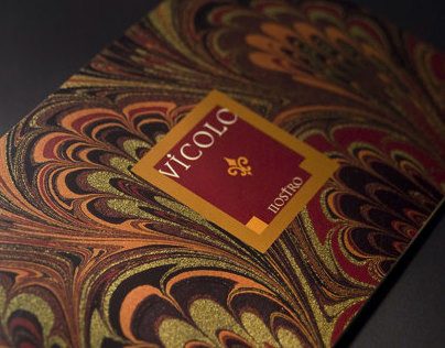 Vicolo Nostro: rótulo vermelho e dourado sobre papel marmorizado