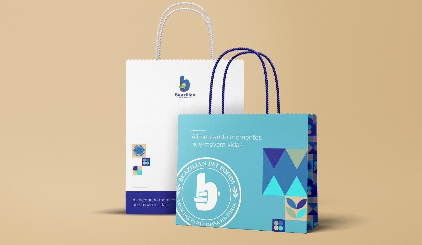 Sacolas de papel com a marca e o selo