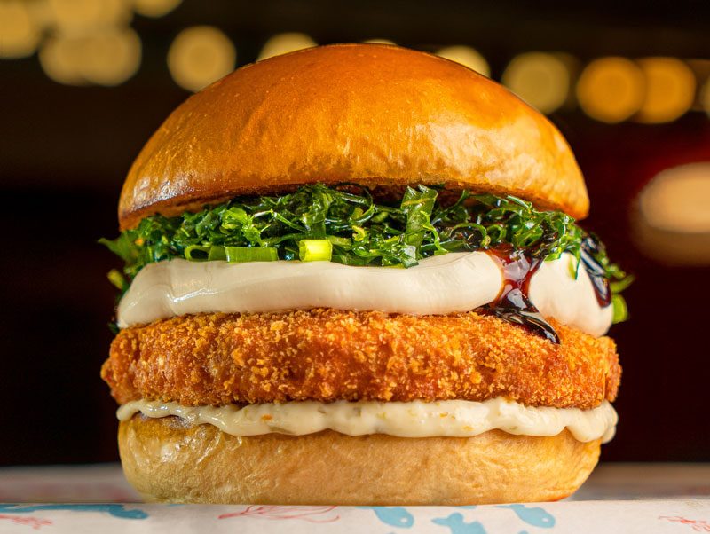 Hambúrguer de pescada com maionese e folhas
