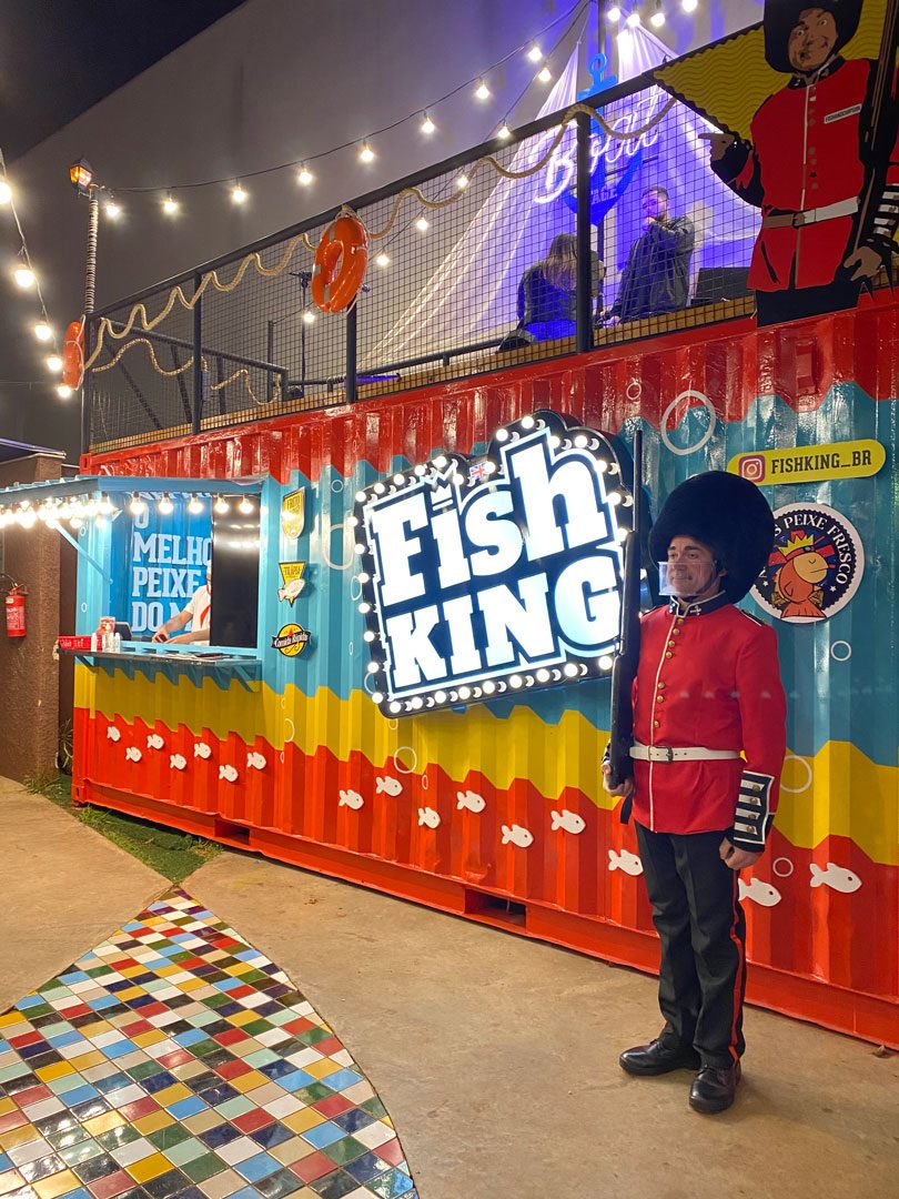 Fachada em container com personagem da campanha em frente