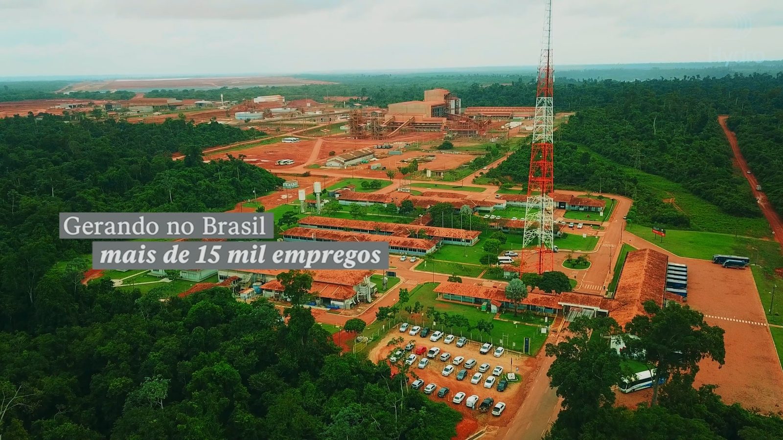 Vista aérea da planta industrial da Hydro, com a frase “mais de 15 mil empregos”