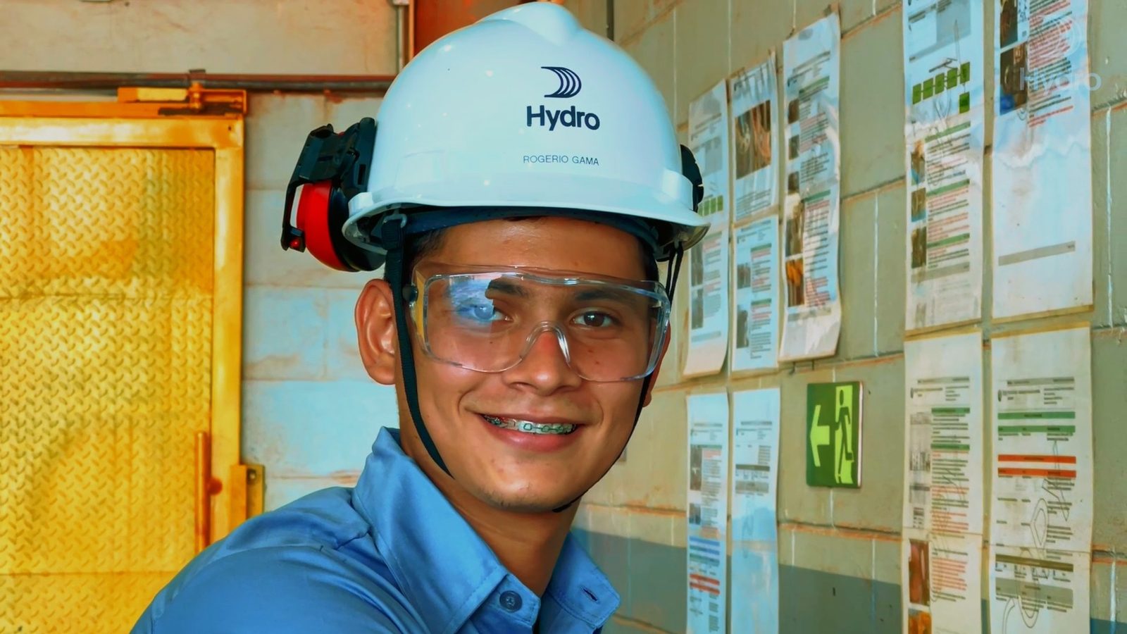 Trabalhador da Hydro de capacete e óculos de proteção, sorrindo