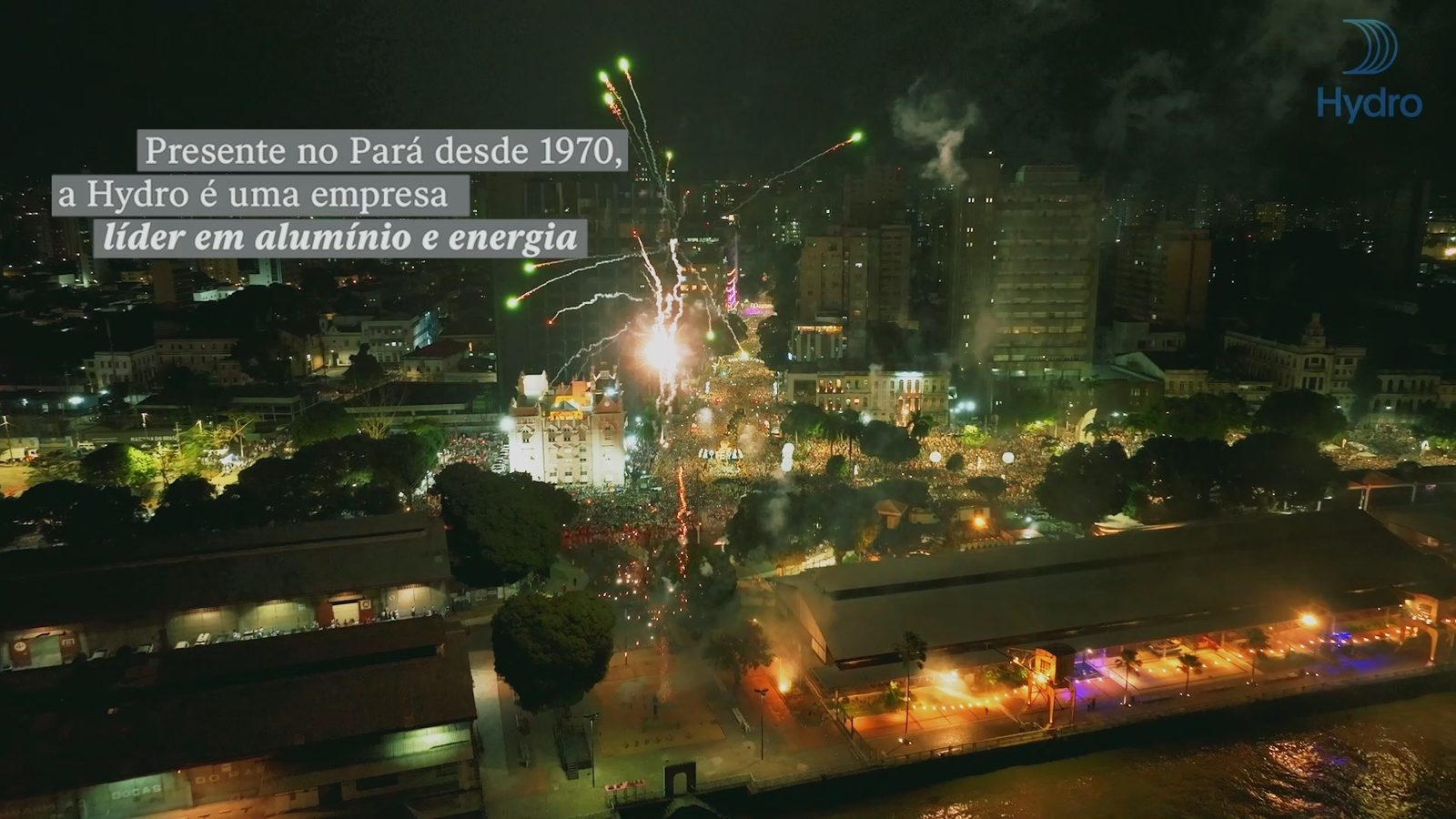 Vista noturna da cidade com a frase “Presente no Pará desde 1970”