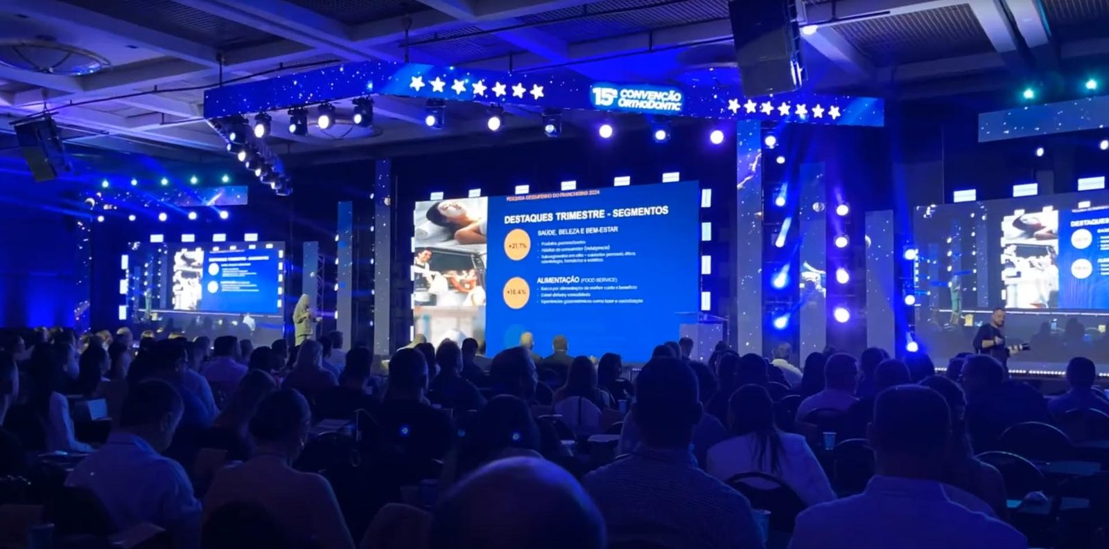 Convenção Orthodontic com palco multitelas e plateia