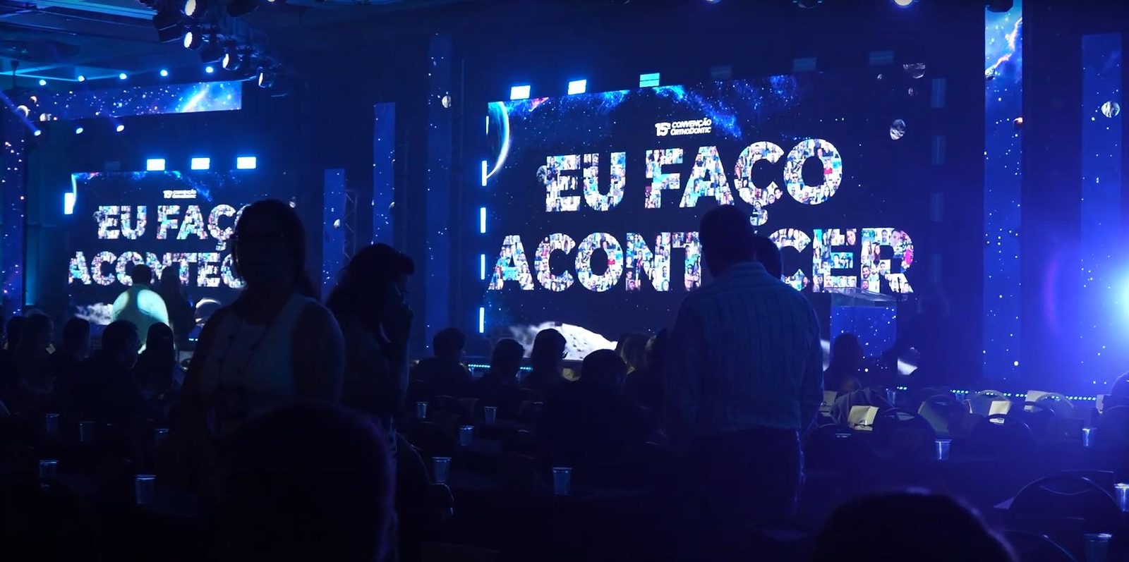 Telões do palco com a frase “Eu faço acontecer”
