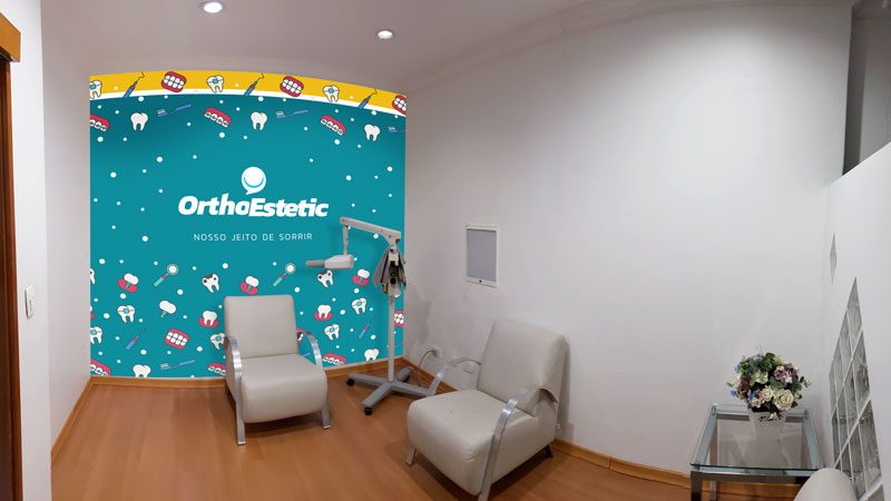 OrthoEstetic: sala da clínica com a identidade aplicada nas paredes