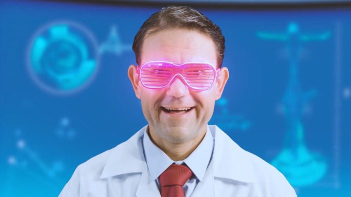 Personagem de jaleco e óculos rosa sorrindo à câmera